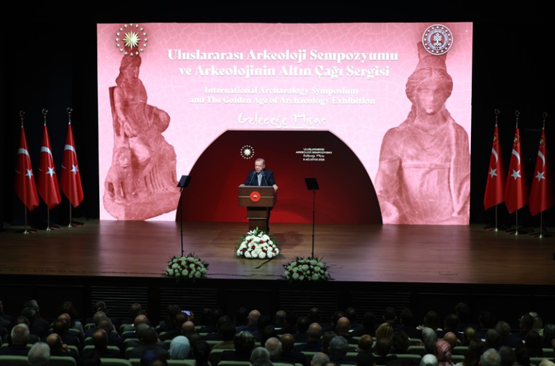 Arkeoloji Bölümü Başkanı Doç. Dr. Oktay Dumankaya, Cumhurbaşkanlığı Külliyesi’nde Düzenlenen “Uluslararası Arkeoloji Sempozyumu ve Arkeolojinin Altın Çağı Sergisinde Üniversitemizi Temsil Etti